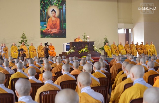 Quang cảnh thời khai thị đầu năm của Đức Pháp chủ GHPGVN cho Tăng Ni sinh viên các khóa thuộc Học viện Phật giáo VN tại TP.HCM