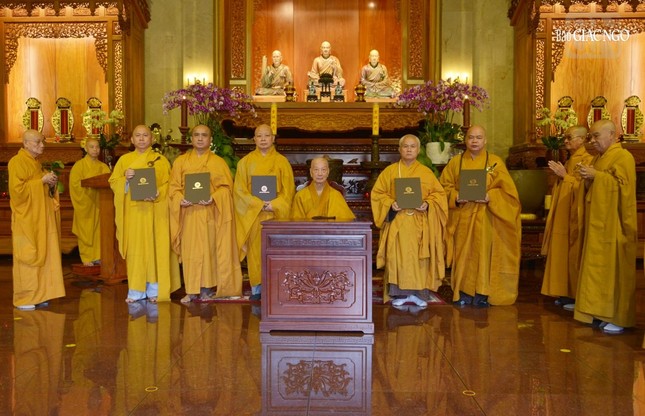 Ban Thư ký Văn phòng Đức Pháp chủ GHPGVN sau khi nhận quyết định bổ nhiệm tại buổi lễ