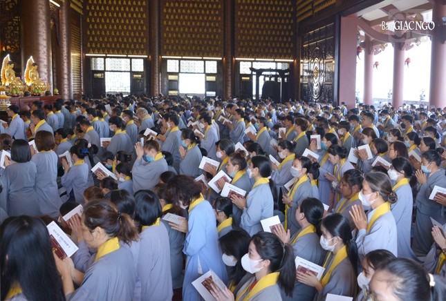 Hàng ngàn người tham dự, trong đó có gần 1.000 người phát tâm quy y Tam bảo tại chùa Huê Nghiêm sáng 5-3-2023