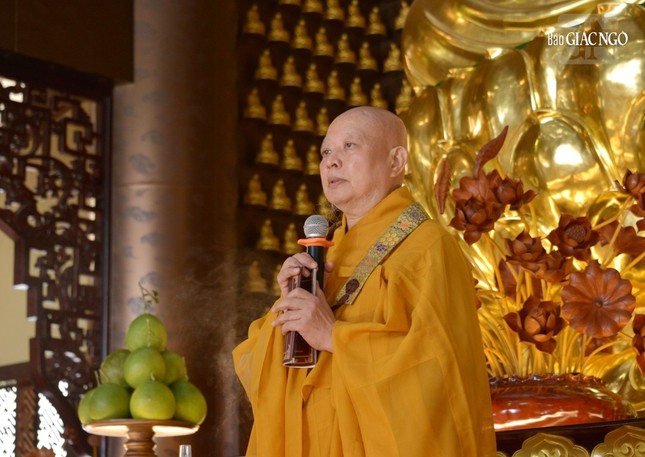 Hòa thượng Thích Lệ Trang thuyết giảng về ý nghĩa của Tam quy và lợi lạc của việc giữ gìn 5 giới căn bản của người Phật tử tại gia