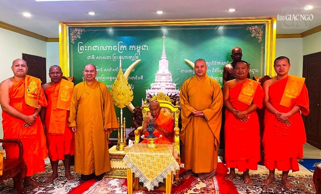 Thăm, vấn an Đức Đại Tăng thống Somdech Tepvong Thăm, vấn an Đức Đại Tăng thống Somdech Tepvong