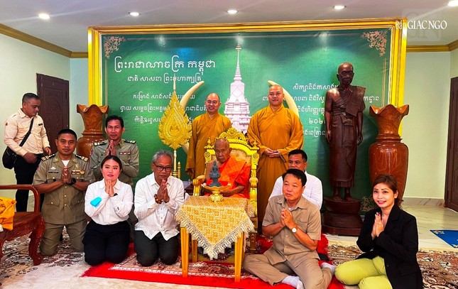 Với các lãnh đạo Vương quốc Campuchia tại buổi thăm, vấn an Đức Đại Tăng thông Somdech Tepvong Với các lãnh đạo Vương quốc Campuchia tại buổi thăm, vấn an Đức Đại Tăng thông Somdech Tepvong