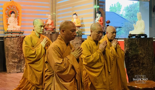 Hòa thượng Thích Bảo Nghiêm và đại diện Ban Thường trực Ban Trị sự GHPGVN TP.Hà Nội tác bạch lên Đức Đệ tứ Pháp chủ GHPGVN Hòa thượng Thích Bảo Nghiêm và đại diện Ban Thường trực Ban Trị sự GHPGVN TP.Hà Nội tác bạch lên Đức Đệ tứ Pháp chủ GHPGVN