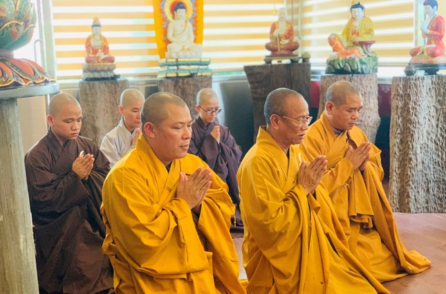 Hòa thượng Thích Quảng Hà và đại diện nghiệp sư, giới tử Tăng Ni Đại giới đàn Trí Hải tác bạch trình Đức Đệ tứ Pháp chủ GHPGVN Hòa thượng Thích Quảng Hà và đại diện nghiệp sư, giới tử Tăng Ni Đại giới đàn Trí Hải tác bạch trình Đức Đệ tứ Pháp chủ GHPGVN