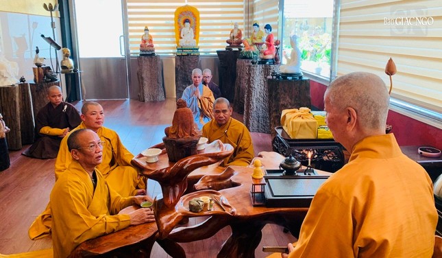 Đức Pháp chủ trò chuyện thân mật với Hòa thượng Thích Quảng Hà Đức Pháp chủ trò chuyện thân mật với Hòa thượng Thích Quảng Hà