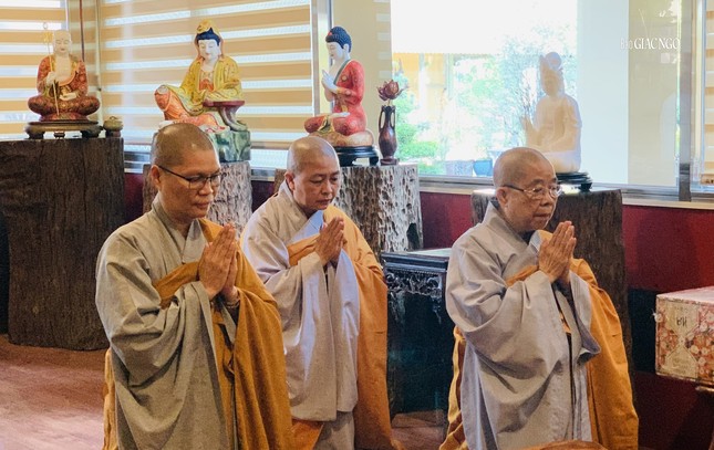 Ni trưởng Thích nữ Nhật Khương và chư Ni lắng nghe huấn thị của Đức Pháp chủ GHPGVN