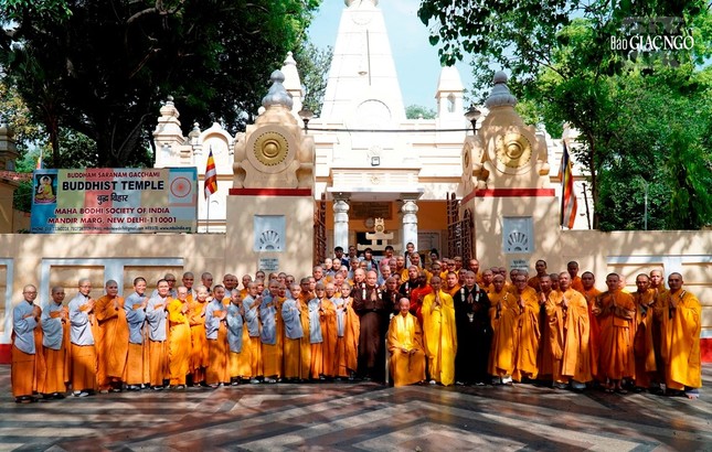 Tăng Ni du học sinh các đại học ở New Delhi và các vùng phụ cận với Đức Pháp chủ GHPGVN và phái đoàn