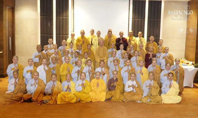 Tăng Ni du học sinh ở Bodhgaya và các vùng phụ cận chụp hình lưu niệm với Đức Pháp chủ GHPGVN