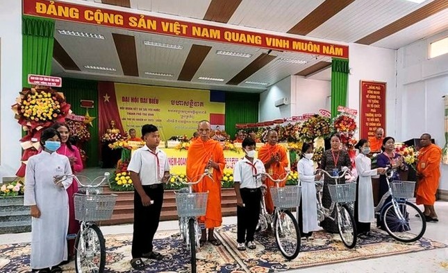 Trao xe đạp cho học sinh nghèo Trao xe đạp cho học sinh nghèo