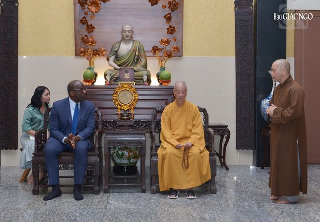 Thượng tọa Thích Quang Thạnh giới thiệu lãnh đạo GHPGVN tiếp đoàn Thượng tọa Thích Quang Thạnh giới thiệu lãnh đạo GHPGVN tiếp đoàn
