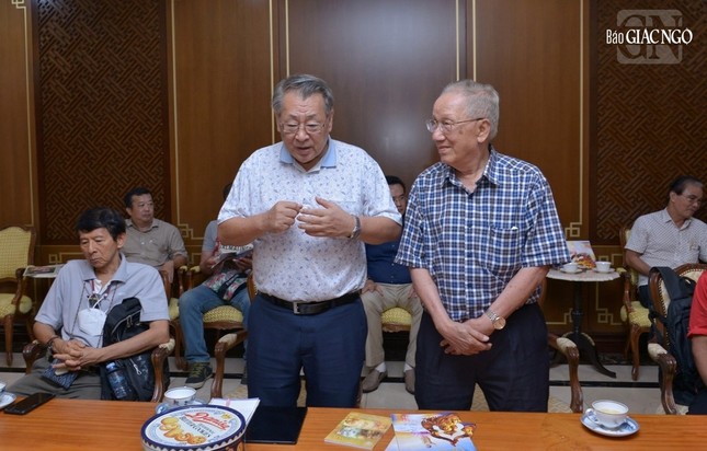 Nhà báo Amnat Jongyoting phát biểu