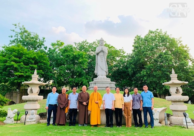 Phái đoàn cùng chư Hòa thượng trước tôn tượng A Di Đà Phái đoàn cùng chư Hòa thượng trước tôn tượng A Di Đà