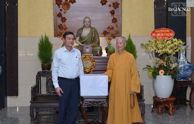 Thiếu tướng Lê Hồng Nam tặng trà đến Trưởng lão Hòa thượng Thích Trí Quảng Thiếu tướng Lê Hồng Nam tặng trà đến Trưởng lão Hòa thượng Thích Trí Quảng