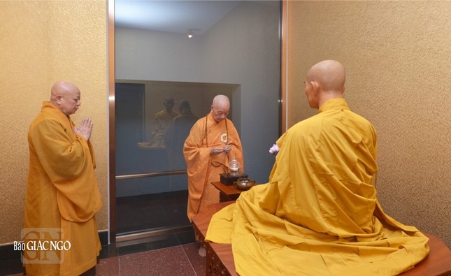 Tại không gian tôn thờ xá-lợi xương Bồ-tát Thích Quảng Đức tại bảo tháp Đa Bảo Tại không gian tôn thờ xá-lợi xương Bồ-tát Thích Quảng Đức tại bảo tháp Đa Bảo