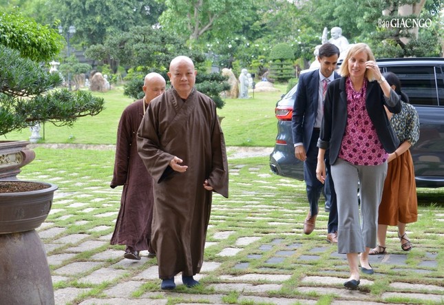 Quý giáo phẩm Phụ tá và Thư ký Đức Pháp chủ GHPGVN đón tiếp phái đoàn Tổng Lãnh sự Hoa Kỳ