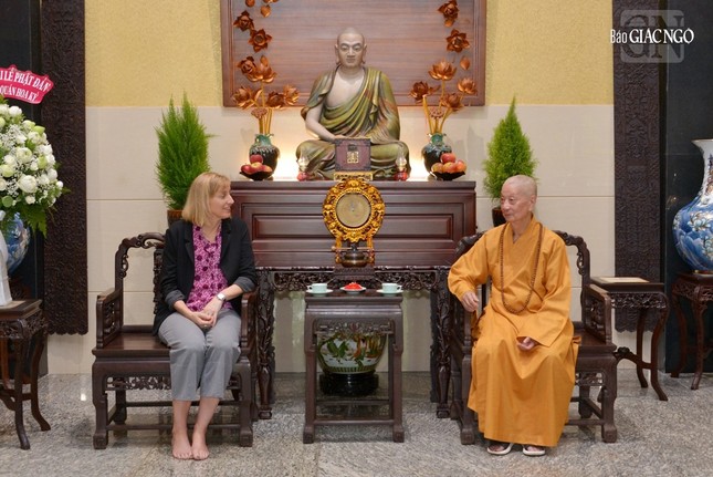 Bà Tổng lãnh sự Susan Burns thăm hỏi Trưởng lão Hòa thượng Thích Trí Quảng