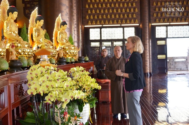 Bà Tổng lãnh sự dâng hương tại chánh điện chùa Huê Nghiêm