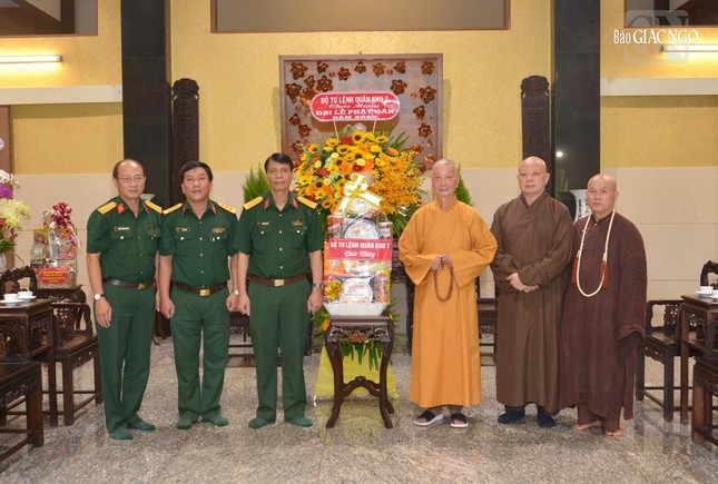 Phái đoàn Quân khu 7 chúc mừng Phật đản Phái đoàn Quân khu 7 chúc mừng Phật đản