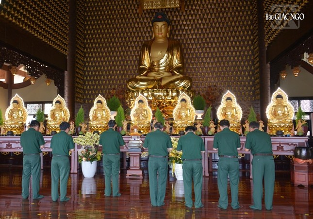 Các vị sĩ quan dâng hương lễ Phật Các vị sĩ quan dâng hương lễ Phật