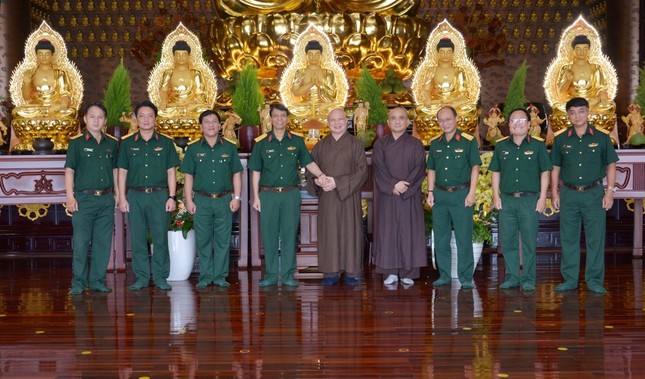 Chụp hình lưu niệm tại chánh điện chùa Huê Nghiêm Chụp hình lưu niệm tại chánh điện chùa Huê Nghiêm