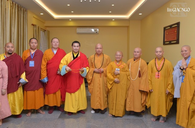 Phái đoàn Học viện Naropa với quý Thượng tọa Phó Viện trưởng Học viện Phật giáo VN tại TP.HCM