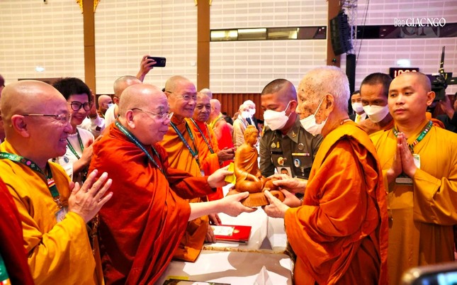 Chư vị lãnh đạo GHPGVN tặng tượng Phật bằng gỗ ngọc am đến Đức Tăng thống Phật giáo Vương quốc Thái Lan Chư vị lãnh đạo GHPGVN tặng tượng Phật bằng gỗ ngọc am đến Đức Tăng thống Phật giáo Vương quốc Thái Lan