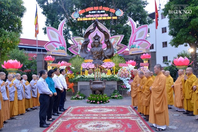 Trang nghiêm trước tượng đài Bồ-tát Thích Quảng Đức sáng 20-4-Quý Mão (7-6-2023)