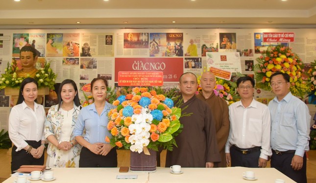 Phái đoàn Thành ủy, HĐND, UBND, UBMTTQVN TP.HCM do bà Lê Thị Hờ Rin, Thành ủy viên, Phó Chủ nhiệm Thường trực Ủy ban Kiểm tra Thành ủy TP.HCM chúc mừng Báo Giác Ngộ