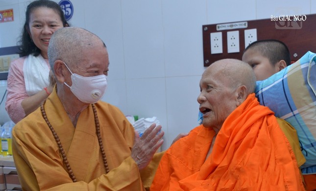 Thật bất ngờ, sau gần hai năm không hề nói, trong cuộc hội ngộ này, Trưởng lão Hòa thượng Dương Nhơn nói thành lời khiến mọi người hết sức ngạc nhiên và hết sức hoan hỷ Thật bất ngờ, sau gần hai năm không hề nói, trong cuộc hội ngộ này, Trưởng lão Hòa thượng Dương Nhơn nói thành lời khiến mọi người hết sức ngạc nhiên và hết sức hoan hỷ