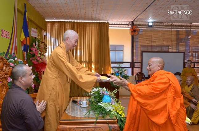 Đức Pháp chủ GHPGVN cúng dường tịnh tài đến trường hạ thiền viện Trúc Lâm Sóc Trăng Đức Pháp chủ GHPGVN cúng dường tịnh tài đến trường hạ thiền viện Trúc Lâm Sóc Trăng