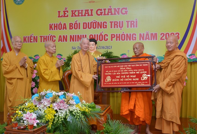 Ban Trị sự GHPGVN tỉnh Sóc Trăng tặng bức khánh đến Đức Pháp chủ Ban Trị sự GHPGVN tỉnh Sóc Trăng tặng bức khánh đến Đức Pháp chủ