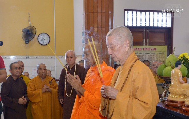 Cùng Hòa thượng Đào Như dâng hương lễ Phật