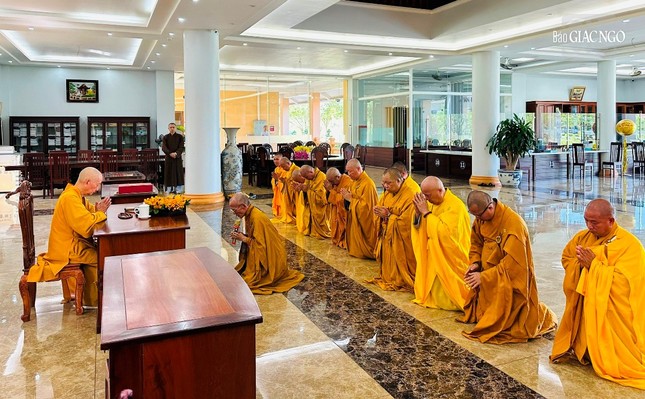 Phái đoàn đại diện Ban Trị sự GHPGVN tỉnh Bà Rịa - Vũng Tàu đảnh lễ, trình bạch về việc tổ chức Đại giới đàn Minh Nguyệt