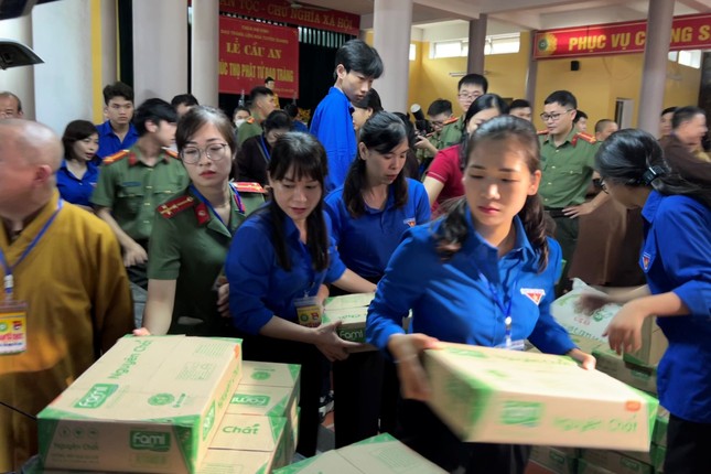 Nhận nhu yếu phẩm chuyển về các điểm tiếp sức mùa thi tại tỉnh Tuyên Quang