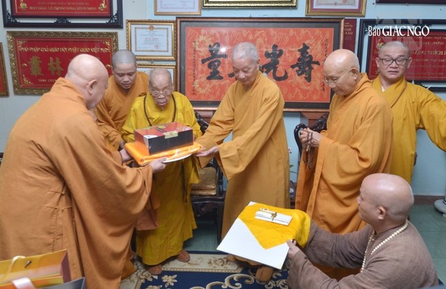 Ngài dâng pháp y cúng dường Ngài dâng pháp y cúng dường