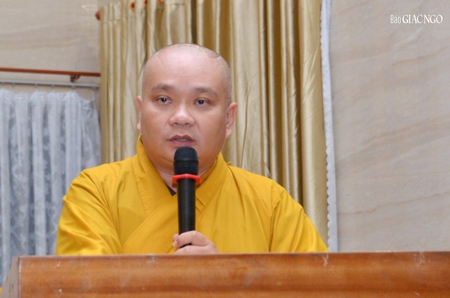 Thượng tọa Thích Trung Nguyện, Phó Thư ký kiêm Chánh Văn phòng Ban Trị sự điều hành phần tặng Bằng công đức và quà lưu niệm của Hòa thượng Trưởng ban Trị sự