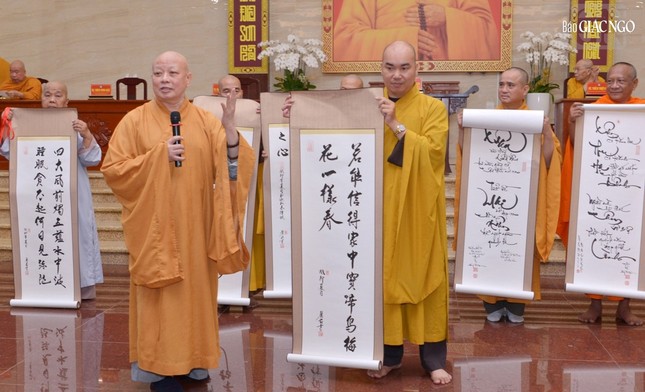 Đại đức Thích Quảng Hậu đại diện Báo Giác Ngộ nhận quà tặng lưu niệm của Hòa thượng Trưởng ban Trị sự GHPGVN TP.HCM dành cho nội dung thiết trí xe hoa sáng tạo