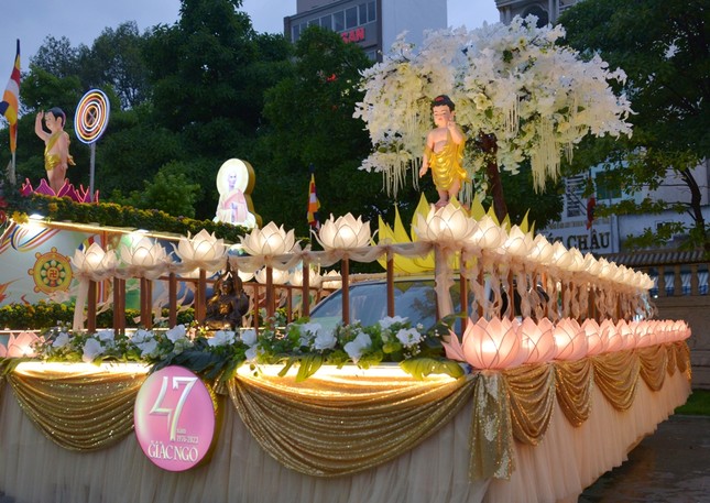 Xe hoa chủ đề &quot;Ấn cát tường&quot; của Báo Giác Ngộ tham gia diễu hành kính mừng Phật đản PL.2567 tại TP.HCM