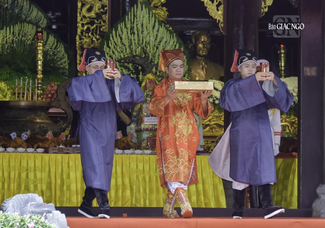 Nghệ sĩ Lê Tứ đại diện dâng chúc từ tưởng niệm Nghệ sĩ Lê Tứ đại diện dâng chúc từ tưởng niệm