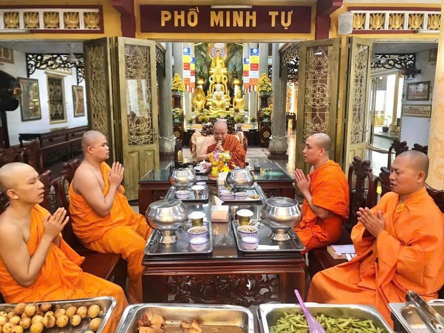 Hòa thượng Thích Thiện Tâm, trụ trì chùa Phổ Minh xác nhận Nguyễn Minh Phúc mặc đạo phục, là khách "không thỉnh mời mà vẫn diện diện" tại đạo tràng chùa Phổ Minh hôm 23-7-2023 Hòa thượng Thích Thiện Tâm, trụ trì chùa Phổ Minh xác nhận Nguyễn Minh Phúc mặc đạo phục, là khách "không thỉnh mời mà vẫn diện diện" tại đạo tràng chùa Phổ Minh hôm 23-7-2023