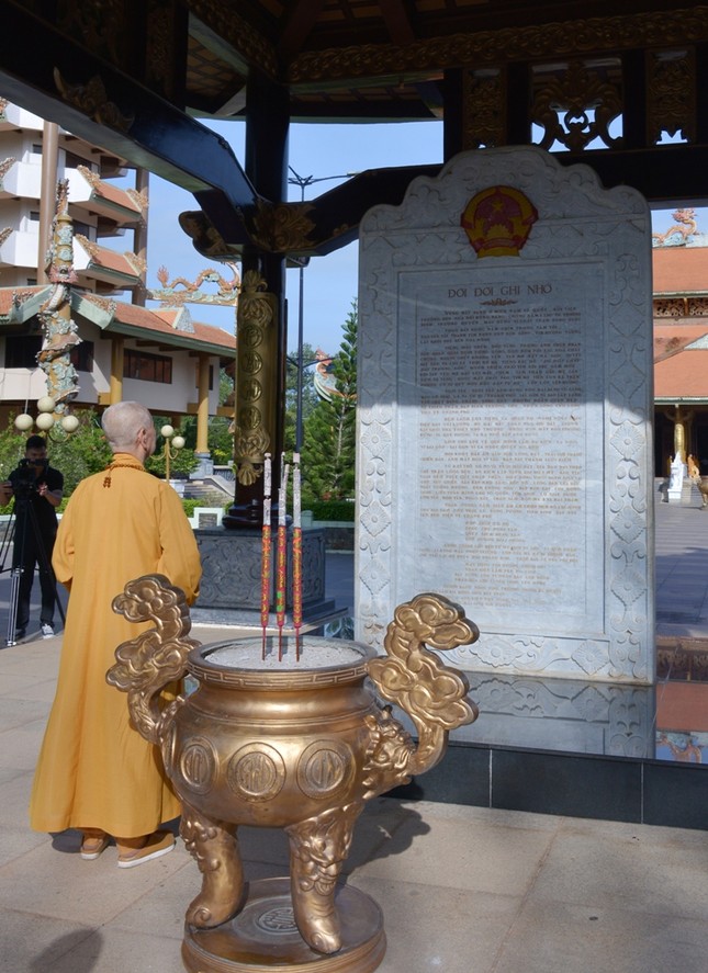 Trước bia tưởng niệm