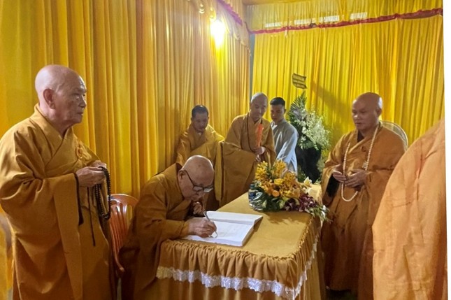 Trưởng lão Hòa thượng Thích Như Tín ký sổ tang lưu niệm