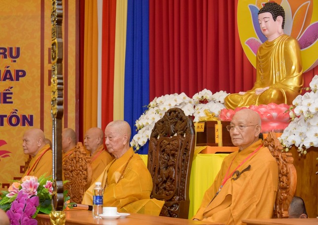 Đức Pháp chủ được cung thỉnh vào ngôi vị Chứng minh Đại giới đàn