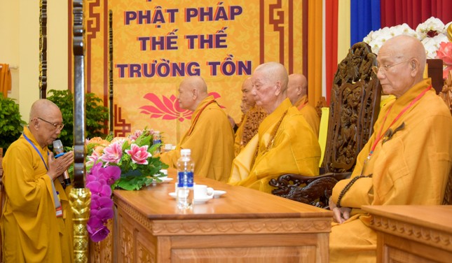 Hòa thượng Thích Huệ Tâm thay mặt Ban kiến đàn dâng lời niệm ân và hướng dẫn các giới tử y giáo phụng hành huấn thị của Đức Pháp chủ GHPGVN