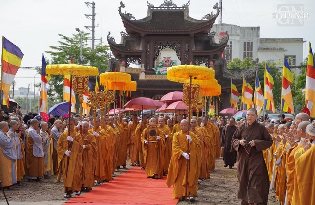 Cung nghinh Đức Pháp chủ và phái đoàn GHPGVN quang lâm chùa Thánh Long, Thái Bình