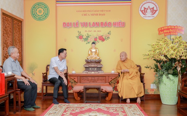 Thiếu tướng Phạm Ngọc Việt thăm Hòa thượng Chủ tịch Hội đồng Trị sự GHPGVN tại chùa Minh Đạo - Ảnh: PSO Thiếu tướng Phạm Ngọc Việt thăm Hòa thượng Chủ tịch Hội đồng Trị sự GHPGVN tại chùa Minh Đạo - Ảnh: PSO