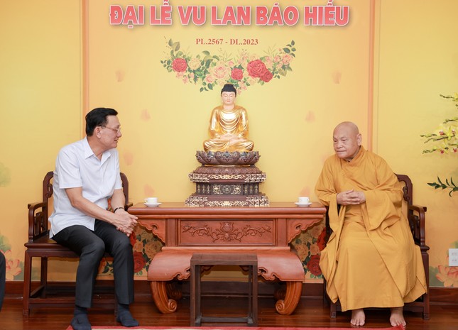 Thiếu tướng Phạm Ngọc Việt với Hòa thượng Chủ tịch Hội đồng Trị sự GHPGVN - Ảnh: PSO Thiếu tướng Phạm Ngọc Việt với Hòa thượng Chủ tịch Hội đồng Trị sự GHPGVN - Ảnh: PSO