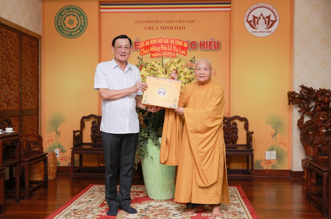 Hòa thượng Chủ tịch tặng quà lưu niệm - Ảnh: PSO Hòa thượng Chủ tịch tặng quà lưu niệm - Ảnh: PSO