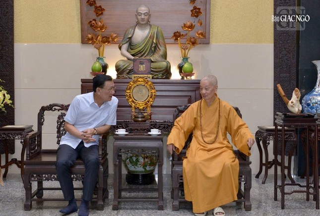 Đức Pháp chủ GHPGVN và Thiếu tướng Phạm Ngọc Việt trao đổi, chia sẻ về tình hình tôn giáo ở nước ta và trong bối cảnh thế giới hiện nay Đức Pháp chủ GHPGVN và Thiếu tướng Phạm Ngọc Việt trao đổi, chia sẻ về tình hình tôn giáo ở nước ta và trong bối cảnh thế giới hiện nay