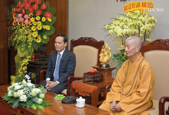 Đức Pháp chủ và Phó Thủ tướng Trần Lưu Quang